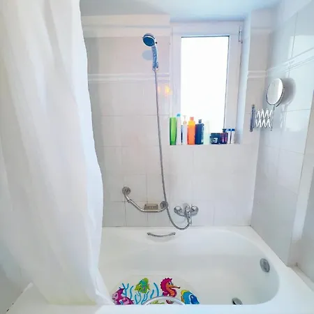 Cozy Fairytal Garden Apartment, Family Friendly, Free Parking, 15 Min To Airport Appartement Athènes