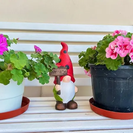 Appartement Cozy Fairytal Garden Apartment, Family Friendly, Free Parking, 15 Min To Airport Athènes